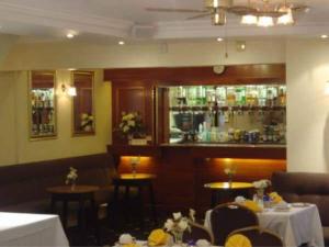 布莱克浦Gleneagles - Albert Road的一间带2张桌子的餐厅和一间酒吧