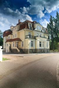 巴特皮尔蒙特Hotel Dirks am Schloss的道路一侧的白色大建筑