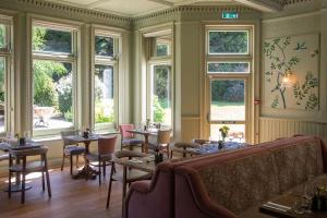 吉尔福德沃普莱斯顿广场酒店的餐厅设有桌椅和窗户。