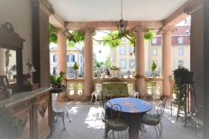 科尔马Castelnau的一个带桌椅的庭院和一座建筑