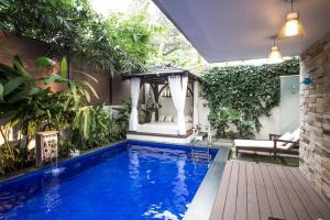 安君纳Frangipani Villa的花园内的游泳池,带凉亭