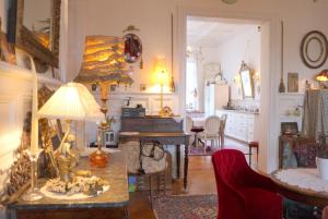 科尔马Castelnau的客厅配有桌子和钢琴