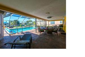 珊瑚角Villa Flannie的一个带游泳池和桌椅的庭院
