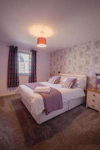 阿伯丁2 Bed Blackburn Village Apt With Wifi & Parking的卧室设有一张白色大床和一扇窗户。