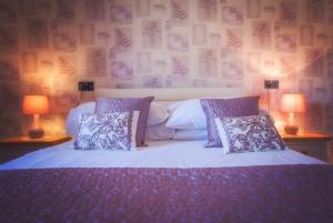 阿伯丁2 Bed Blackburn Village Apt With Wifi & Parking的一间卧室配有一张带枕头的床和两盏灯。