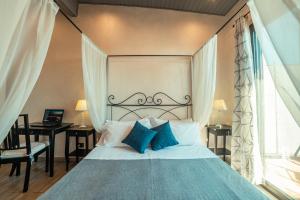 贾迪尼-纳克索斯B&B Marranzano的一间卧室配有一张带床头板的床和窗户