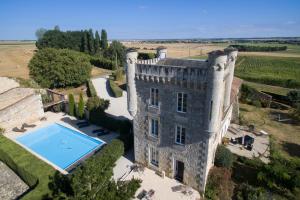 LongevesAux 4 Cornes - Chambre d'hôtes的城堡空中景观和游泳池
