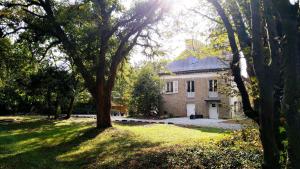雷恩KastellRen - Maison d'hôtes的院子里有树的老房子