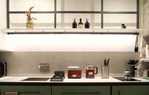 佩鲁贾Loft Garibaldi, garage privato!的厨房柜台配有水槽和瓶装葡萄酒