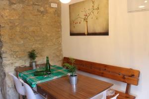 奥维多Casa Pepín - Sagasta Rural Oviedo的餐桌和一瓶葡萄酒