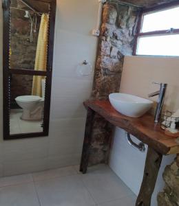 塞拉纳镇El Destacamento的一间带水槽和镜子的浴室