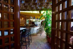圣胡安风铃精品酒店 的厨房配有桌椅和植物