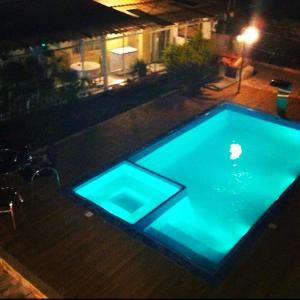 迪亚曼蒂纳Hospedagem em Diamantina的游泳池在晚上点亮