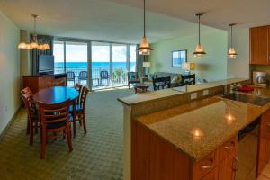 默特尔比奇Deluxe Ocean Front Two-Bedroom Condo in Sandy Beach Resort的一间厨房和海景用餐室