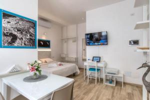 罗马Appartamenti LUNA e SOLE的一间带桌子的客厅和一间带沙发的房间
