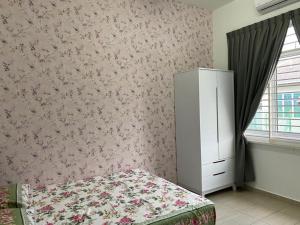 马六甲Homestay ayer keroh mitc的一间卧室配有一张床和一个梳妆台
