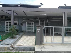 马六甲Homestay ayer keroh mitc的一座带门和栅栏的房子