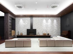 俱知安町TORIFITO HOTEL&POD NISEKO的客厅配有2张白色沙发和壁炉
