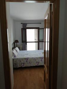 布罗托Completo Broto的一间小卧室,配有床和窗户