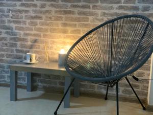 普罗夫迪夫Agora Studios的一张椅子,坐在桌子旁,放着蜡烛
