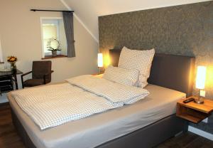 LöningenDZ/EZ Lodberger Scheunencafe的一间卧室配有一张带两个枕头的床