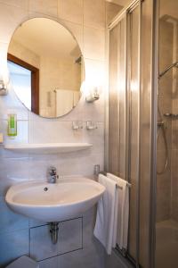 斯图加特豪斯特格潘森酒店的一间带水槽和镜子的浴室