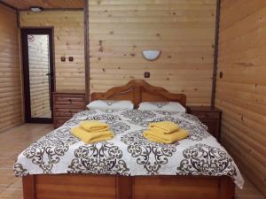 特里格拉德Guest House Chobaka的一间卧室配有一张黄色毛巾的床