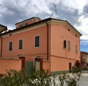 RoloPortale dei Soli - Room & Breakfast的一座橙色的建筑,上面有天线
