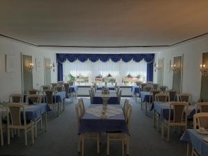 巴德茨维什安嘉里拉美酒店的一间配备有蓝色桌椅的用餐室