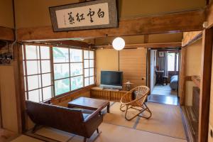 AkiHostel 東風ノ家（Kochi-no-ya）的带沙发和电视的客厅