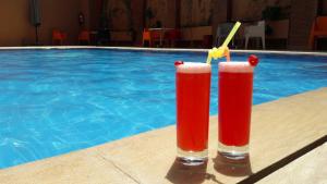 马拉喀什蓝色海洋春日酒店的游泳池畔的2份红鸡尾酒