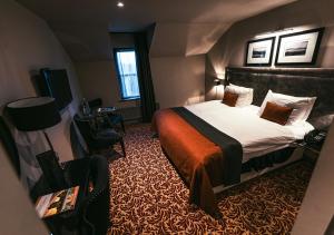 基尔马诺克芬威克酒店的配有一张床和一把椅子的酒店客房