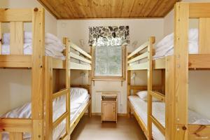 博伦厄First Camp Mellsta-Borlänge的房屋内带4张双层床的房间