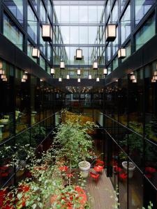 伦敦伦敦泰晤士河畔世民酒店的一座大玻璃建筑,里面装有盆栽植物