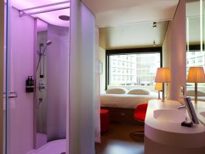 伦敦伦敦泰晤士河畔世民酒店的浴室设有一间卧室,配有一张床和一个水槽