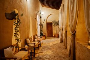圣安那托利亚迪纳Ex Convento Santa Croce-Country resort的大楼内带桌椅的走廊