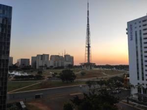 巴西利亚Apart Hotel - Esplanada dos Ministérios - Centro de Brasília的享有远处城市塔楼的景致