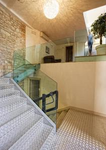 阿西西索莱拉卢纳酒店的一座建筑的玻璃楼梯,一个人沿着楼梯走下