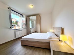 莱万托Santa Caterina的一间卧室配有一张带灯和窗户的床