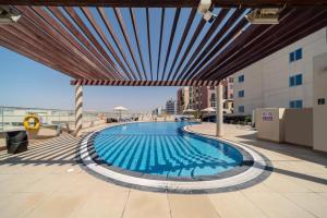 迪拜德拉星光大都市公寓酒店的建筑物屋顶上的游泳池