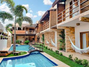 杰里科科拉Pousada Jeri Dunas的一座带游泳池和度假村的酒店