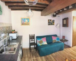 贝拉新镇CR "El Arrabal" en La Vera de Gredos的带沙发的客厅和厨房