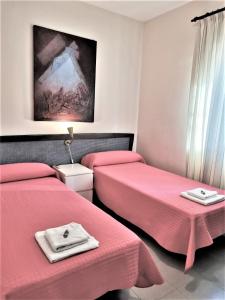 圣玛丽亚港拉尔70号公寓的带3张粉红色床单的房间