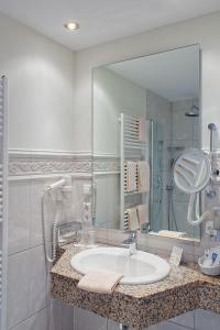 哈伦古特敦内博高尔夫酒店的一间带水槽和大镜子的浴室