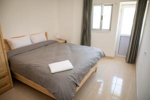 安曼Dali House的一间卧室配有一张带白色枕头的床