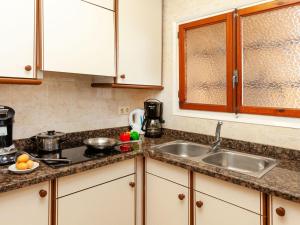 圣马蒂登普里斯Apartment Adelfa apt- 1 by Interhome的厨房配有水槽和台面