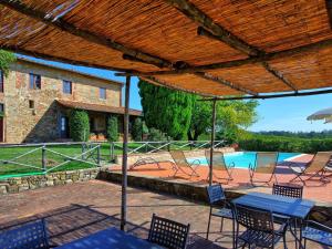 蒙泰卢波菲奥伦蒂诺Holiday Home Il Frantoio by Interhome的一个带桌椅的庭院和一个游泳池