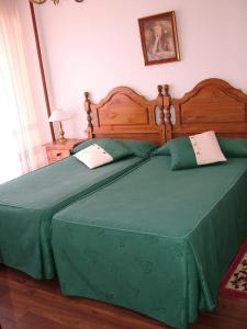 Cuzcurrita-Río Tirón埃尔波特罗旅舍的一张绿色大床,配有绿色的被子