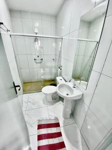 维多利亚Hotel Sol e Mar的白色的浴室设有水槽和卫生间。