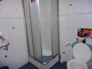 瓦尔帕莱索阿曼多旅馆 的带淋浴、卫生间和盥洗盆的浴室